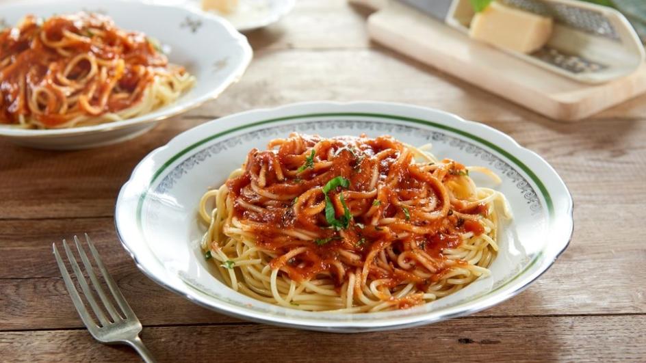 Spaghete cu sos rosu de carne