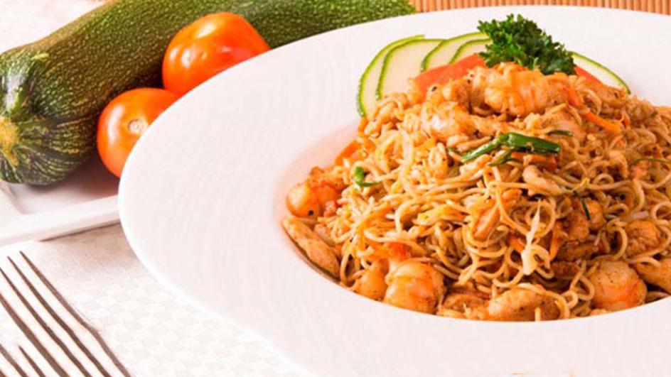 Noodles chinezesti cu porc si ceapa