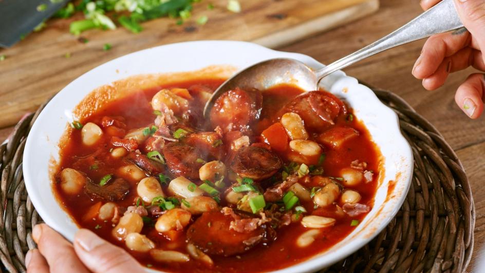 Fasole cu zeama de legume si carnati