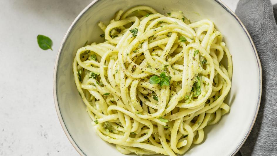 Noodles picanti cu tahini si avocado