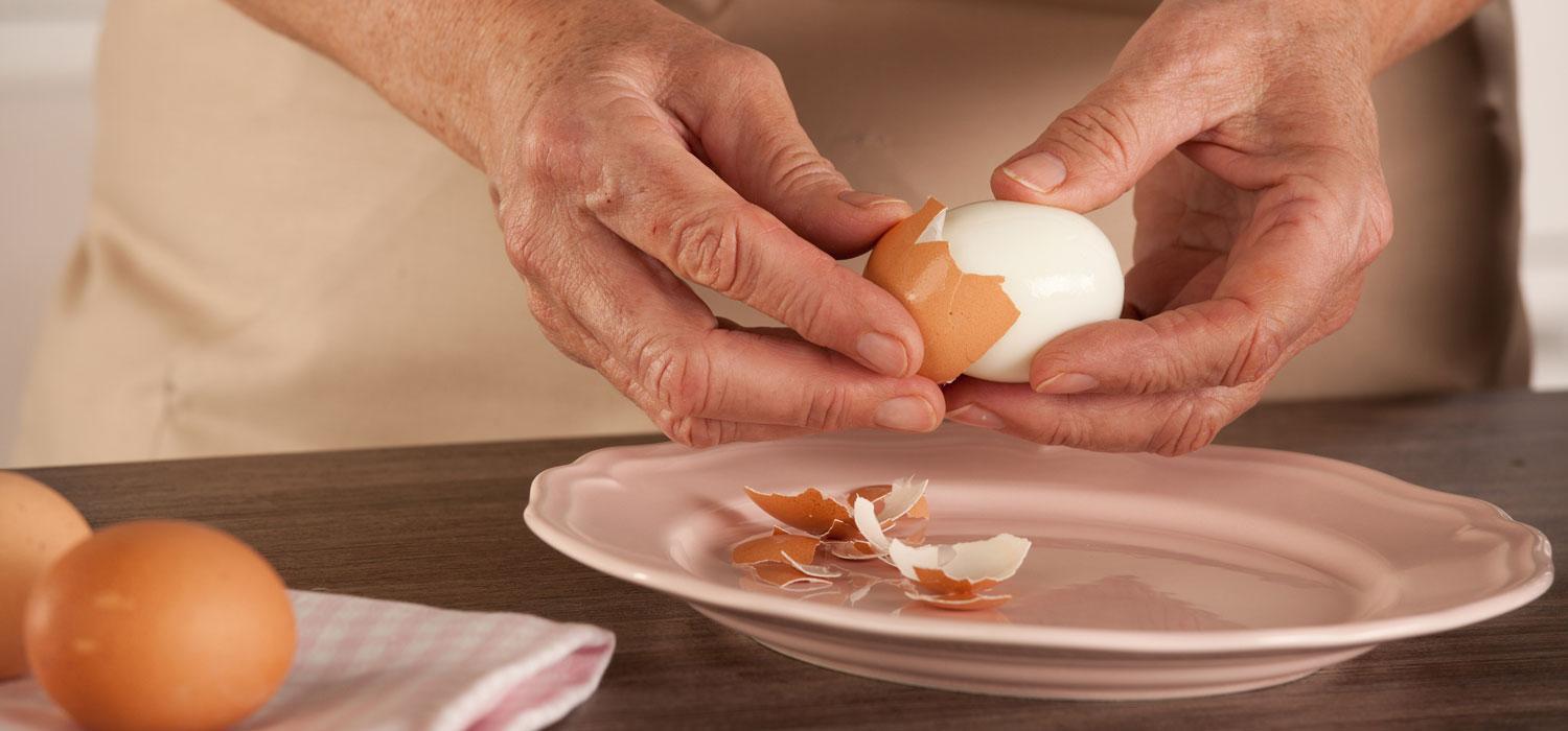 Cum se curata un ou fiert tare