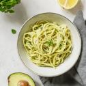 Noodles picanti cu tahini si avocado