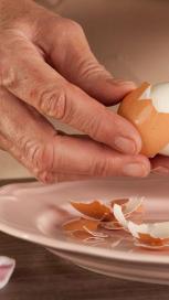 https://www.maggi.ro/sites/default/files/styles/search_result_153_272/public/2024-02/How-to-peel-a-hard-boiled-egg.jpg?itok=FHo7K6lw
