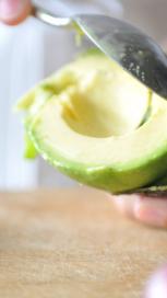 https://www.maggi.ro/sites/default/files/styles/search_result_153_272/public/article_images/SEM_How_to%20make_avocado_ripe_faster.JPG?itok=7lyZzbVt