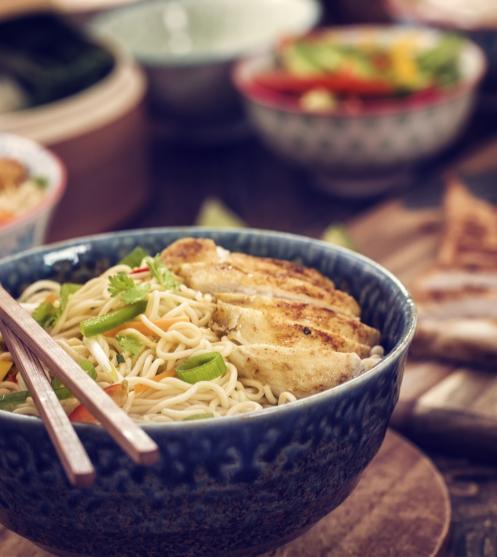 Noodles cu pui si unt de arahide