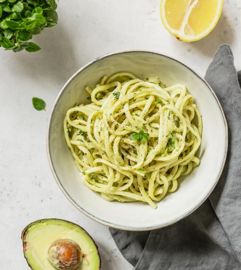 Noodles picanti cu tahini si avocado