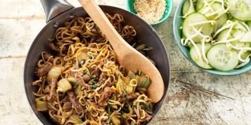 Noodles cu pui in stil singaporez