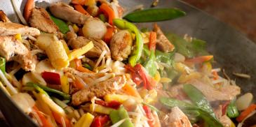 Pui la wok cu legume