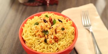 Noodles cu creveti si curry