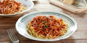 Spaghete cu sos rosu de carne