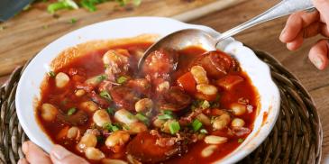 Fasole cu zeama de legume si carnati