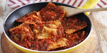 Ravioli cu branza si sos de rosii