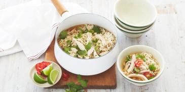 Supa asiatica de pui cu noodles