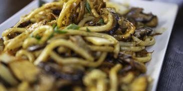 Noodles in sos de curry si cocos