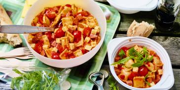 Salata cu ravioli, rosii si mozzarella