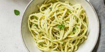 Noodles picanti cu tahini si avocado